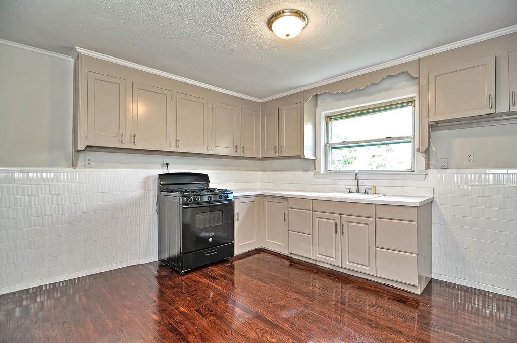 109 Clinton Street Chelsea, MA 02150 - Photo 3 of 19 Gallery Image 3