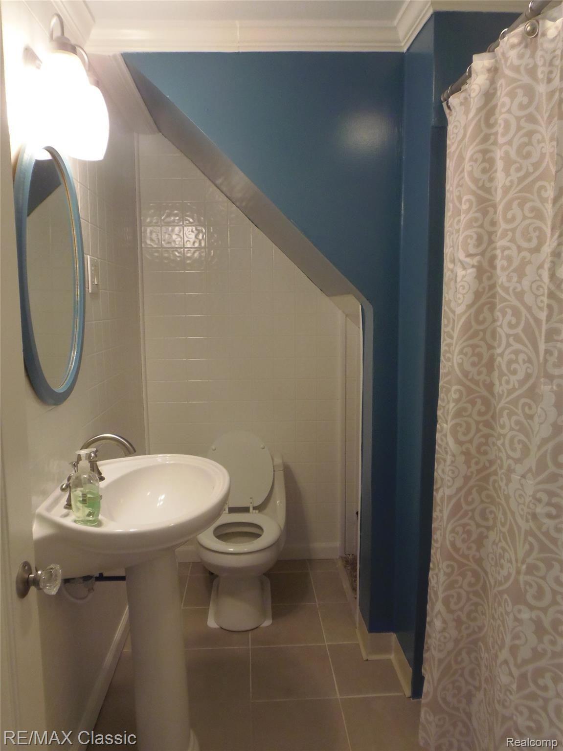 1190 Bangor Road Waterford, MI 48328 - Photo 32 of 44 Upstairs bath.jpg