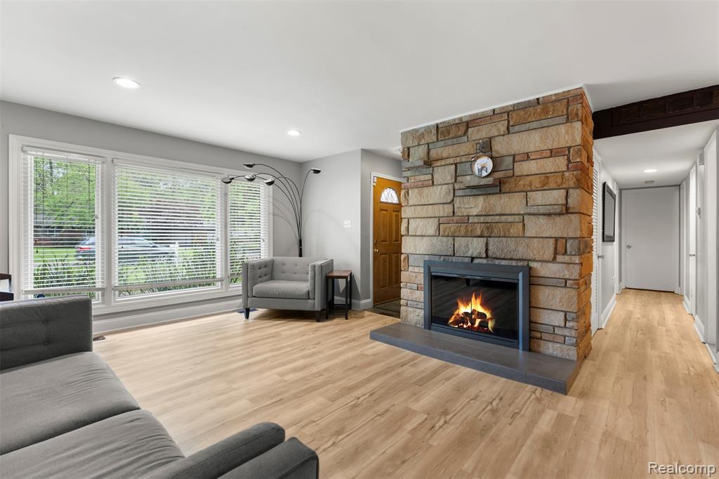 28317 New Castle Road Farmington Hills, MI 48331 - Photo 3 of 23