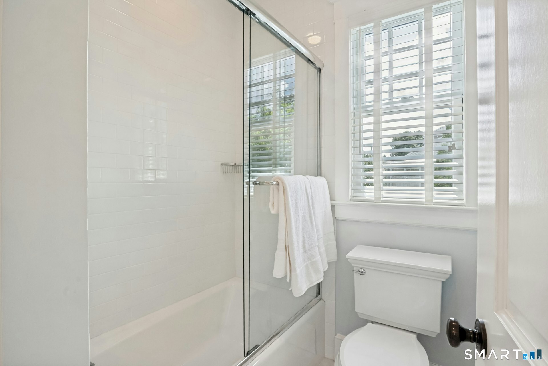 52 Chesterfield Road Stamford, CT 06902 - Photo 24 of 40 Jack and Jill bath