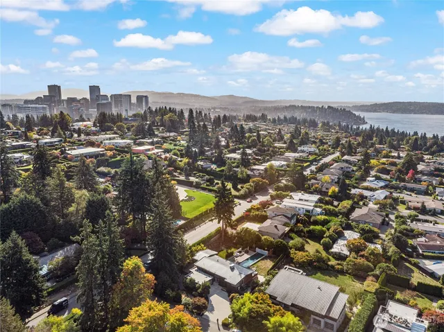 $6,780,000 | 9135 Northeast 19th Street, Clyde Hill, WA 98004