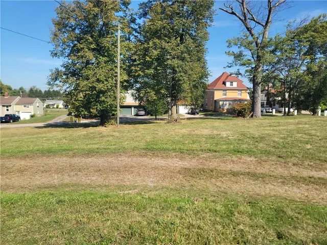 a view of a house with a backyard