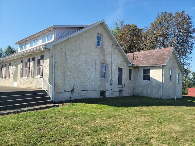 a view of a house with backyard