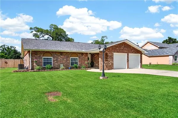 $315,000 | 10149 North Kelly Lane, Westwego, LA 70094