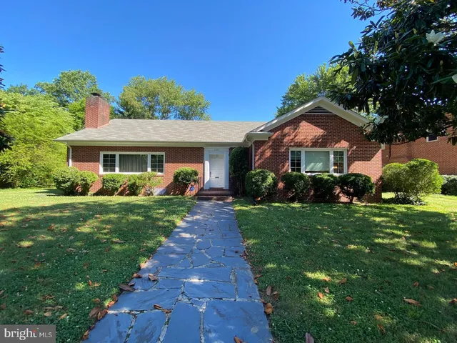 $2,800 | 1127 Hanover Street, Fredericksburg, VA 22401