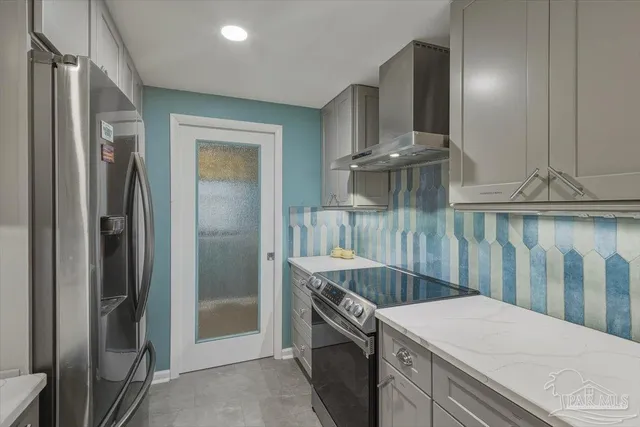 a kitchen that has a lot of cabinets in it