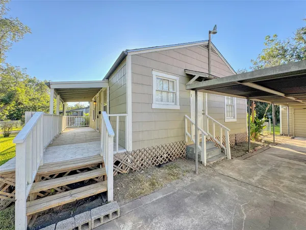 a view of a house with backyard