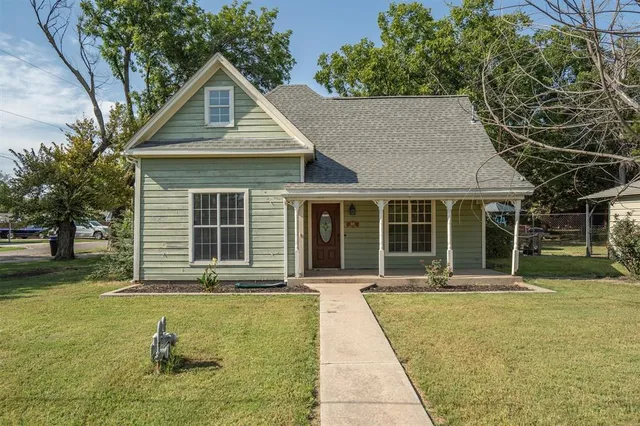 $279,900 | 801 North Main Street, Tioga, TX 76271