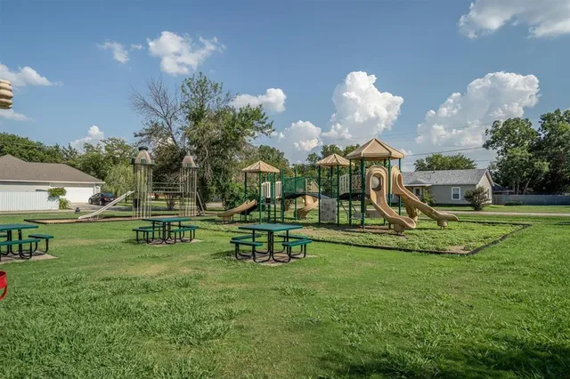 $279,900 | 801 North Main Street, Tioga, TX 76271