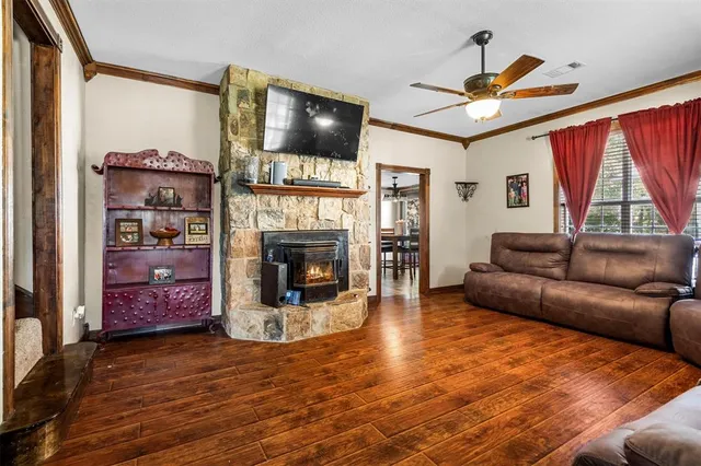 $279,900 | 801 North Main Street, Tioga, TX 76271