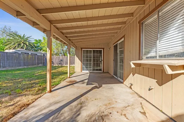a view of a backyard