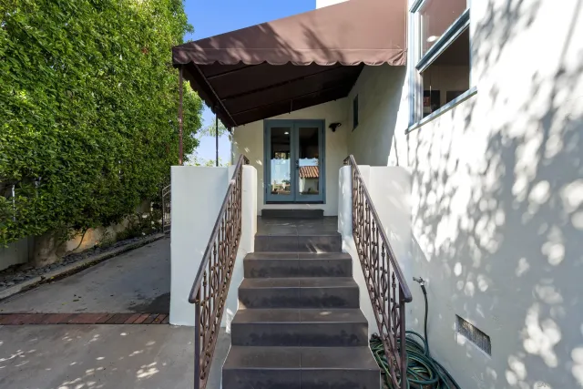 a view of a house with backyard and garden
