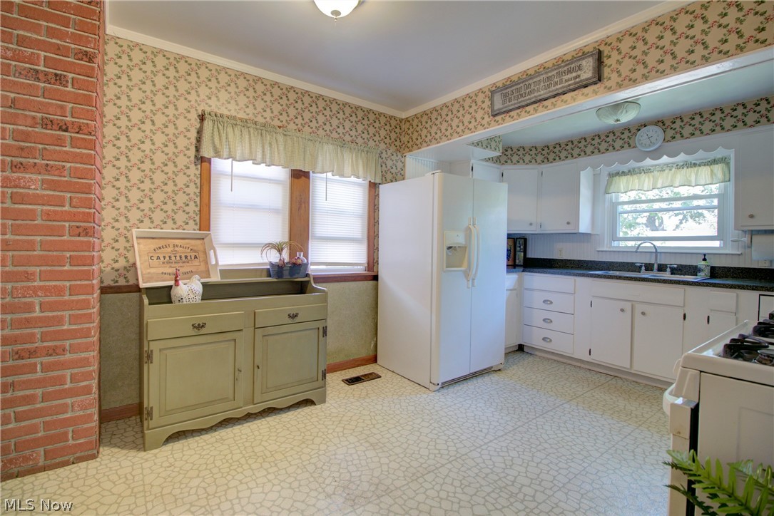 7702 Jameson Road Parma, OH 44129 - Photo 8 of 30