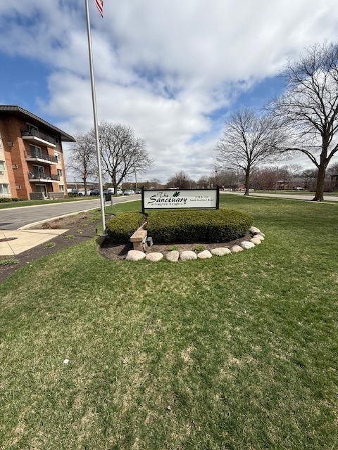 2234 South Goebbert Road, Unit 122 Arlington Heights, IL 60005 - Photo 2 of 29 a backyard of a house with lots of green space