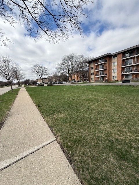 2234 South Goebbert Road, Unit 122 Arlington Heights, IL 60005 - Photo 3 of 29 a view of a terrace with a garden