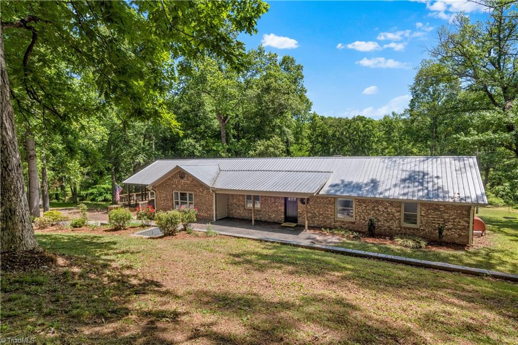 142 Pioneer Road Harmony, NC 28634 - Photo 2 of 49 Gallery Image 2