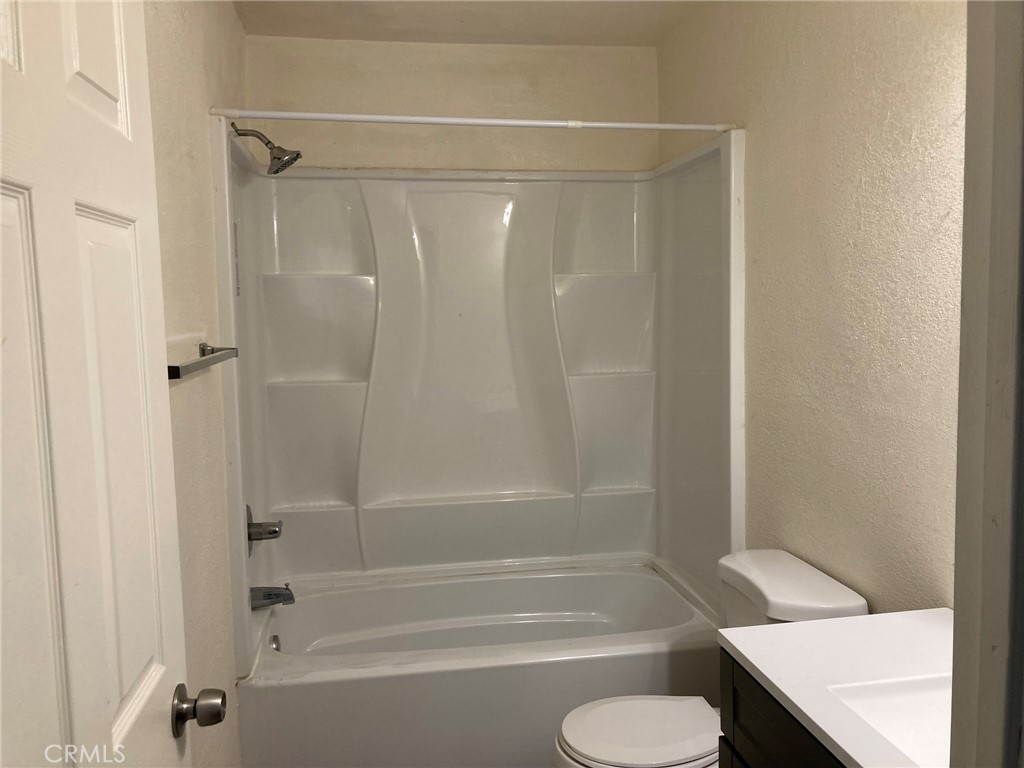 1131 Barstow Road Barstow, CA 92311 - Photo 15 of 36 Unit B - Bathroom #1
