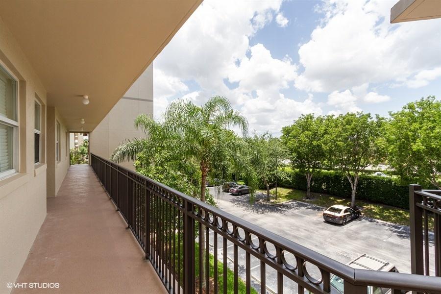 27 Royal Palm Way, Unit 304 Boca Raton, FL 33432 - Photo 3 of 26 03_27ROYALPALMWAY304_2003_LowRes