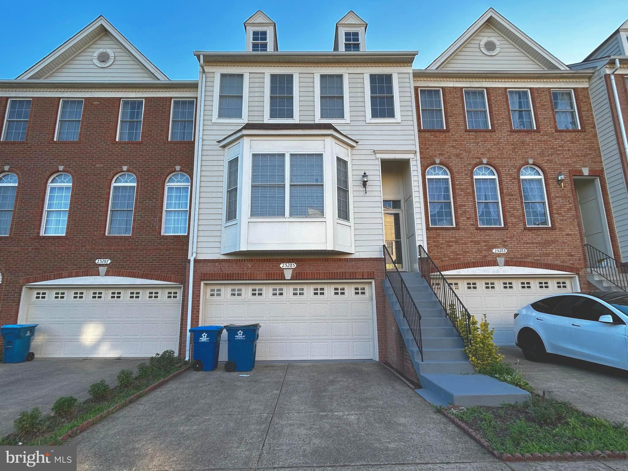 25285 Nesting Square Chantilly, VA 20152 - Photo 1 of 3 Exterior Front