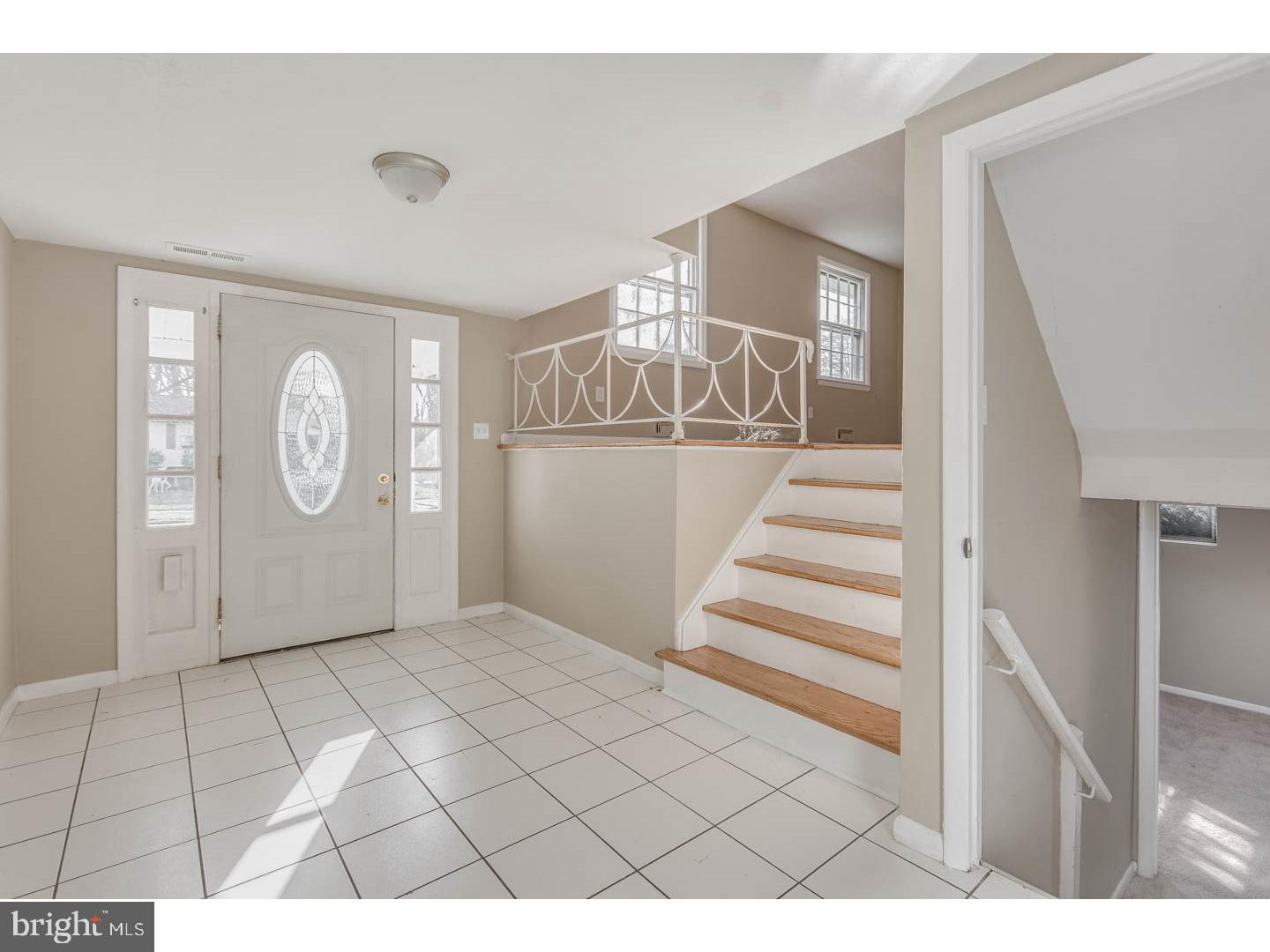 162 Parkview Road Stratford, NJ 08084 - Photo 3 of 25 Foyer