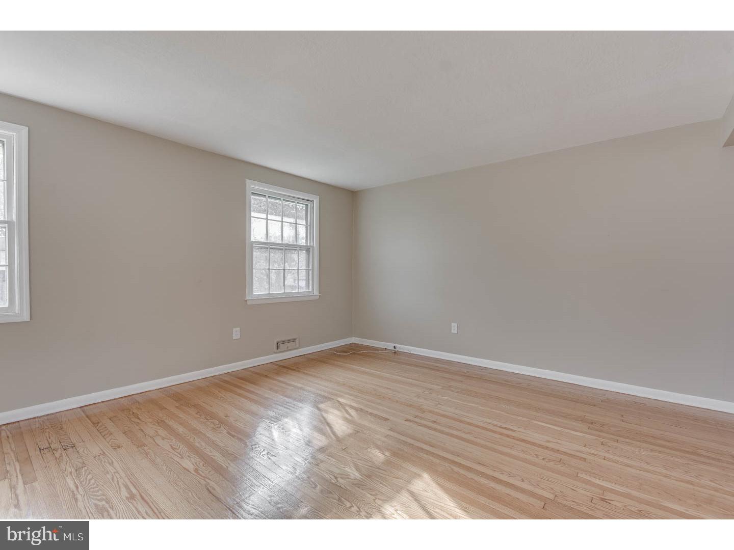162 Parkview Road Stratford, NJ 08084 - Photo 5 of 25 Living Room