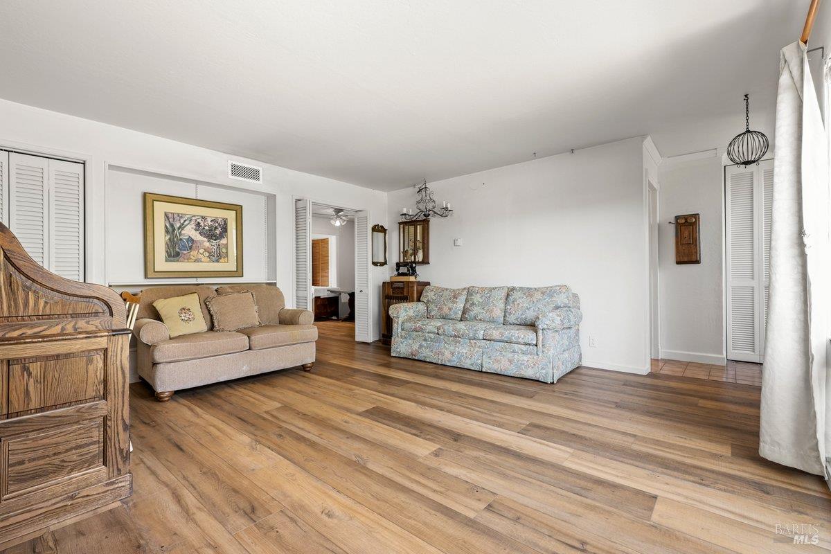 1072 Los Gamos Road, Unit E San Rafael, CA 94903 - Photo 5 of 23