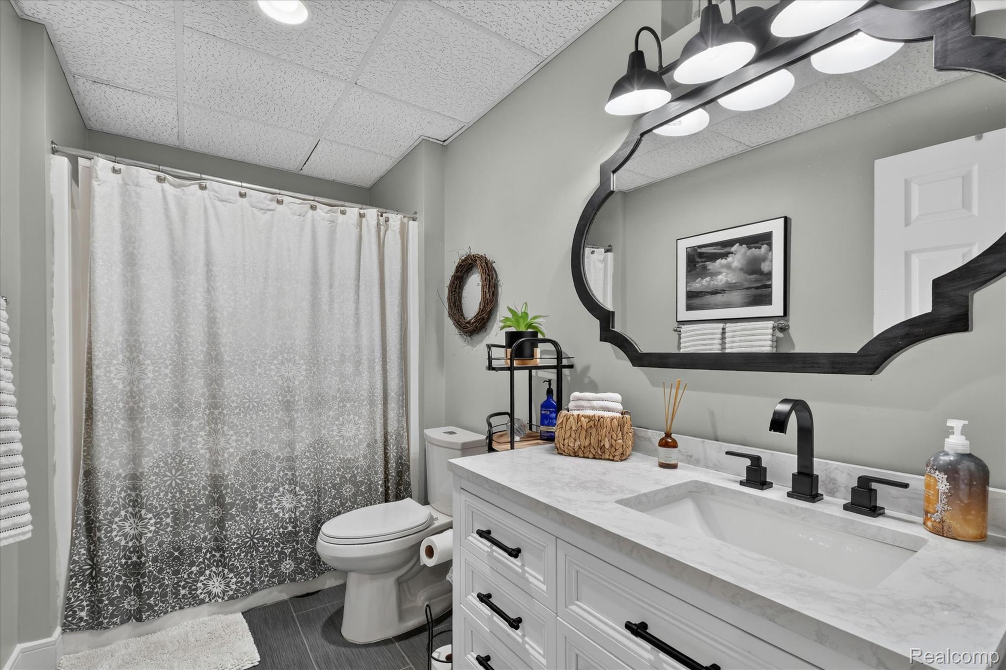 7040 McGuire Road Fenton, MI 48430 - Photo 31 of 43 44-7040-McGuire-Rd-Fenton-WindowStill.jpg