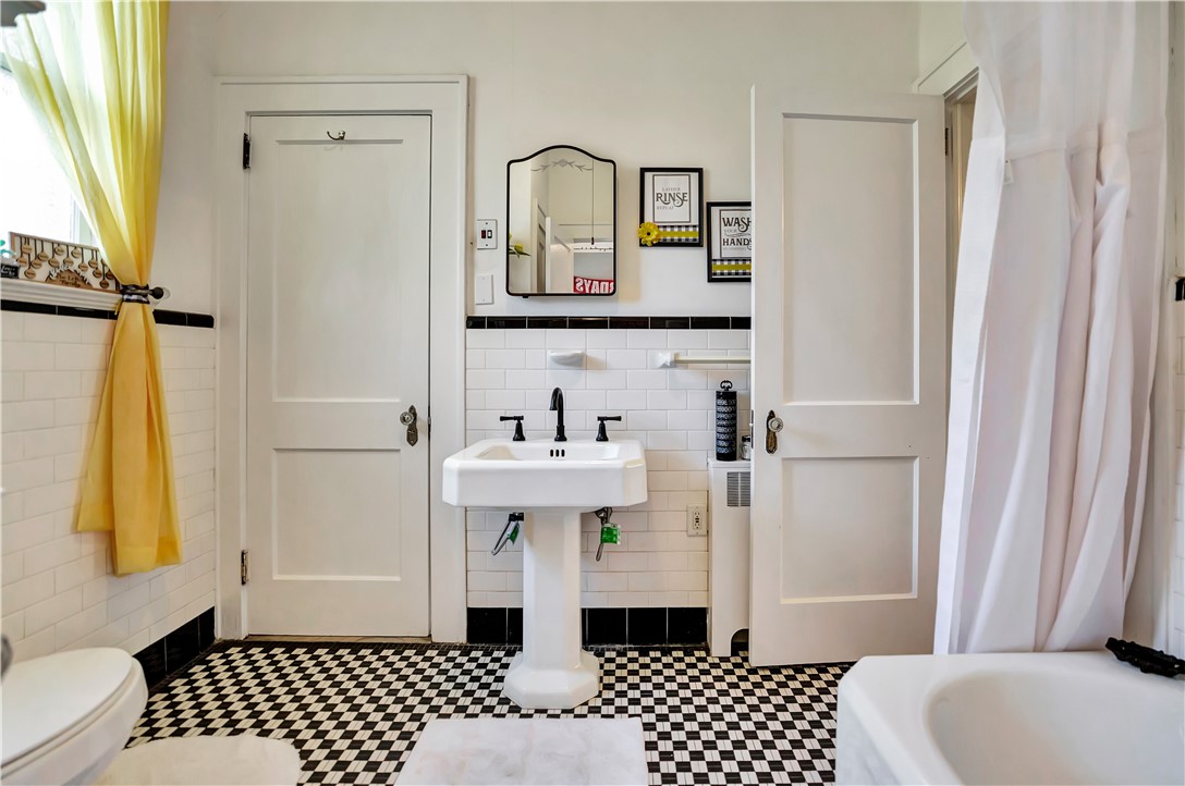 108 East Broad Street Anderson, SC 29621 - Photo 22 of 35 Jack & Jill Bathroom