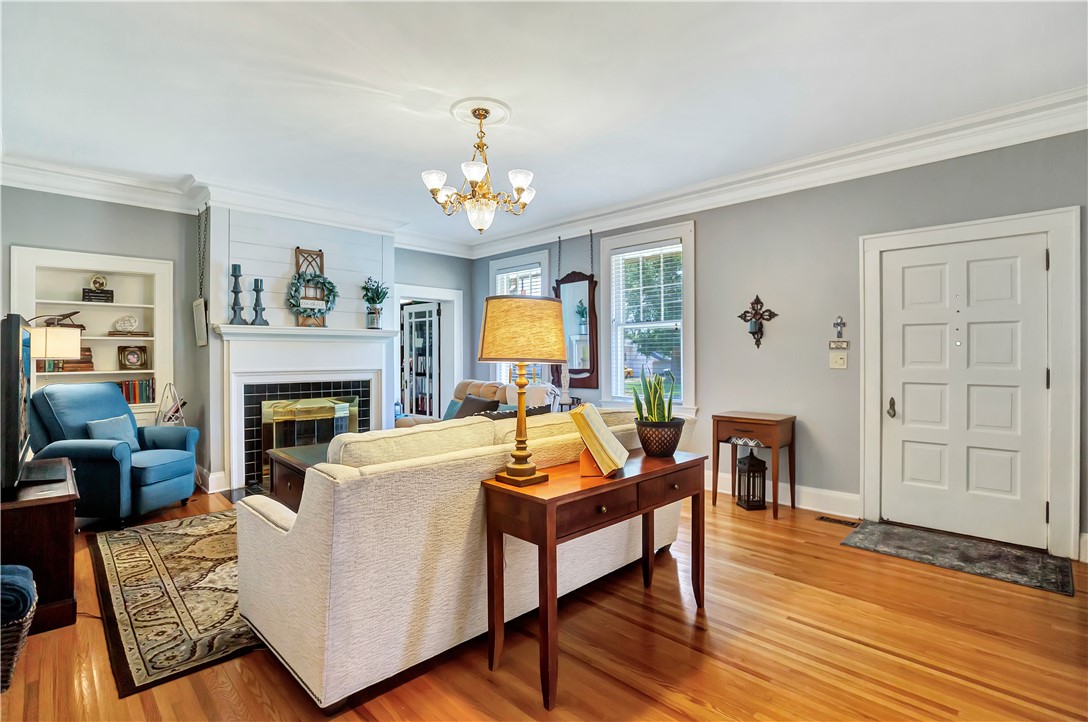 108 East Broad Street Anderson, SC 29621 - Photo 10 of 35 Natural Lighting