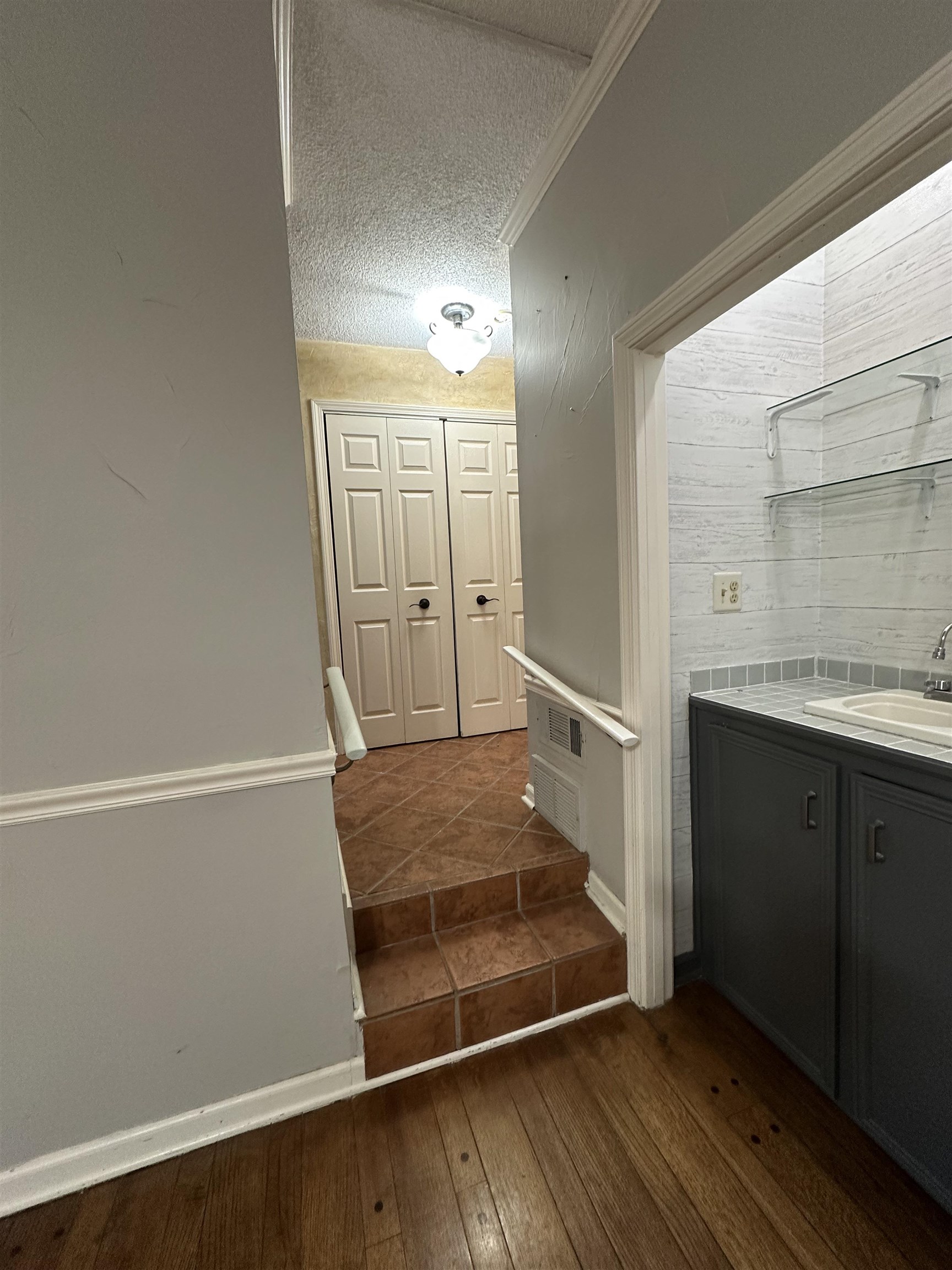 6939 Amberly Road, Unit 6939 Memphis, TN 38119 - Photo 5 of 14 Mudroom featuring a textured ceiling and dark wood finished floors
