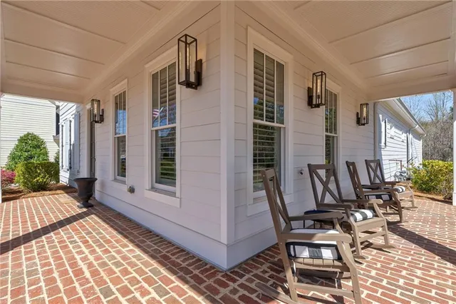 a view of entryway with patio