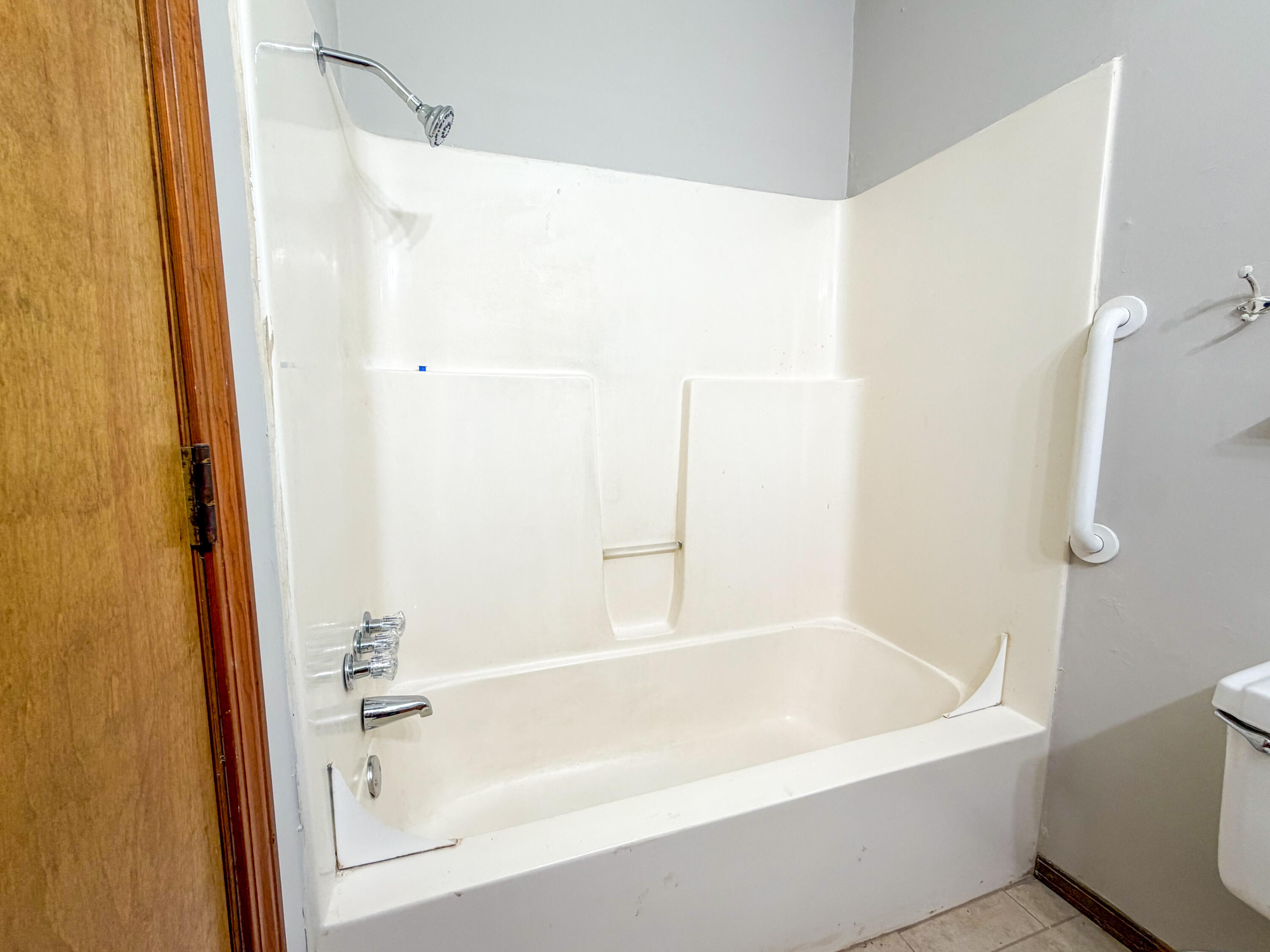 523 South Elm Road Marshfield, MO 65706 - Photo 19 of 29 Bath tub