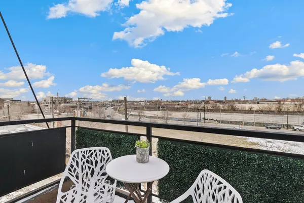 $600,000 | 2243 North Lister Avenue, Unit 402, Chicago, IL 60614