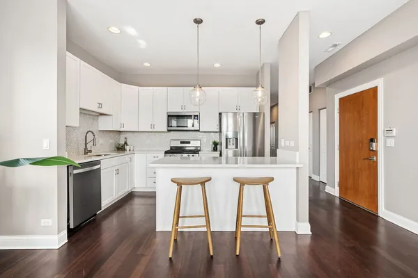 $600,000 | 2243 North Lister Avenue, Unit 402, Chicago, IL 60614