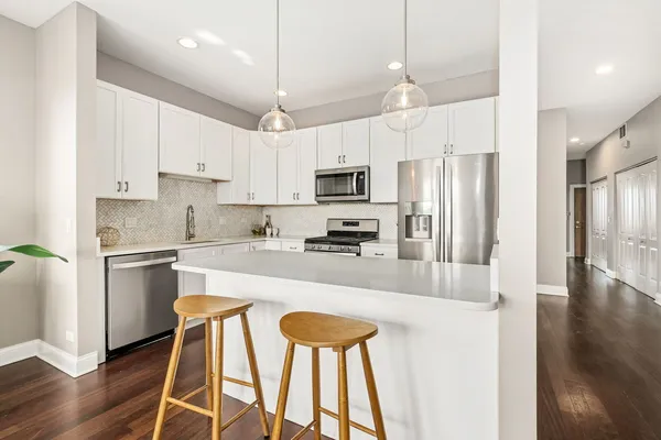 $600,000 | 2243 North Lister Avenue, Unit 402, Chicago, IL 60614