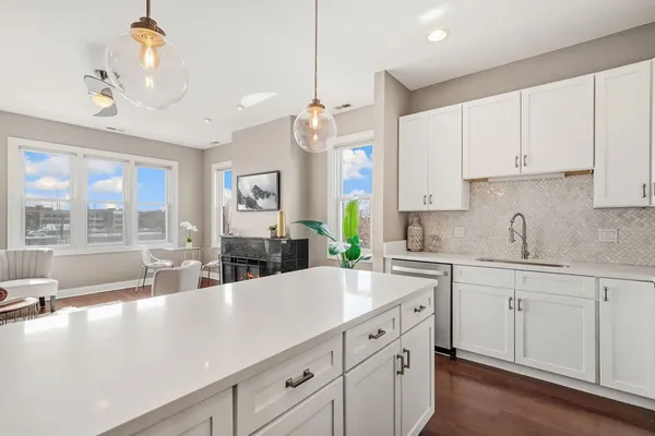 $600,000 | 2243 North Lister Avenue, Unit 402, Chicago, IL 60614