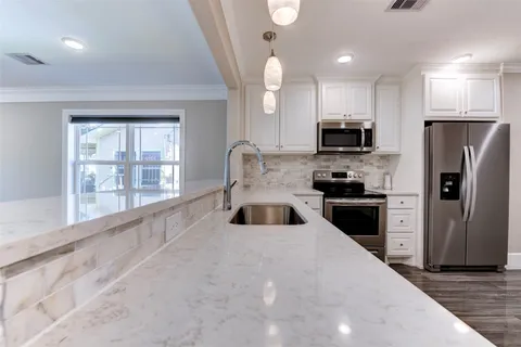 $2,195 | 109 Dresden Street, Houston, TX 77012
