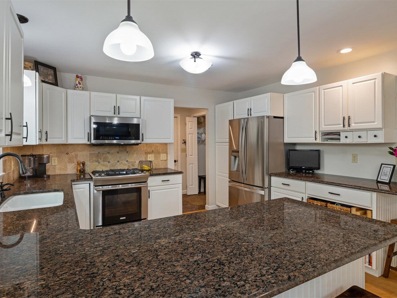 240 Farmstead Drive Shelburne, VT 05482 - Photo 4 of 40 Gallery Image 4