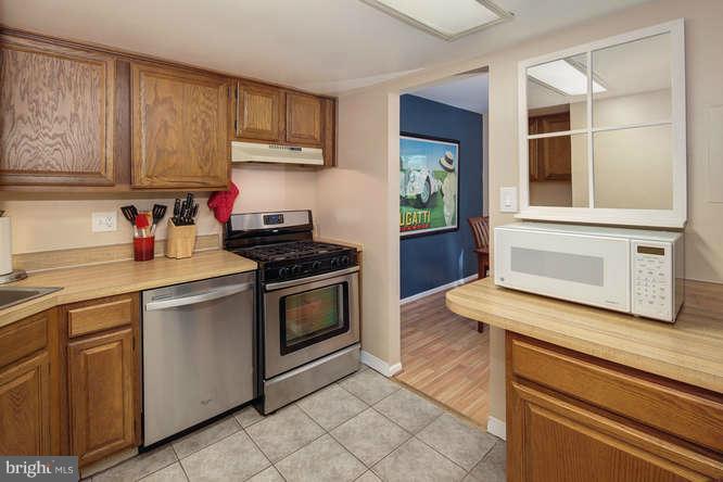 1523 Northgate Square, Unit 15232 Reston, VA 20190 - Photo 11 of 27 Kitchen