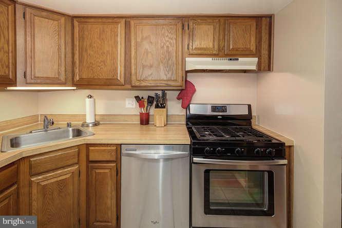 1523 Northgate Square, Unit 15232 Reston, VA 20190 - Photo 24 of 27 Kitchen