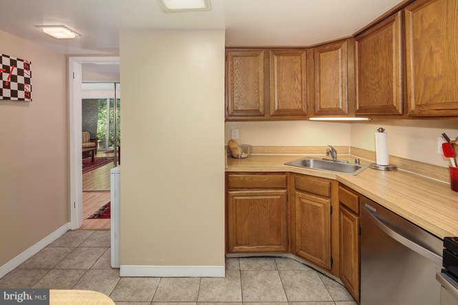 1523 Northgate Square, Unit 15232 Reston, VA 20190 - Photo 8 of 27 Kitchen