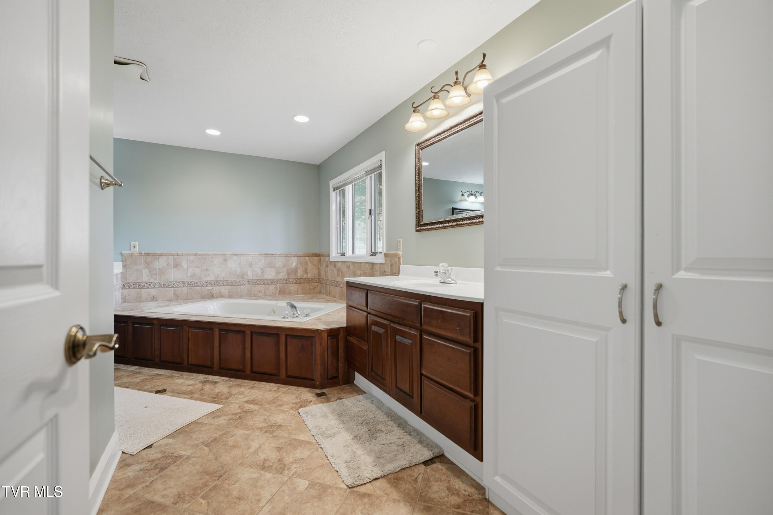 2125 Heatherly Road Kingsport, TN 37660 - Photo 18 of 49 Master Bath