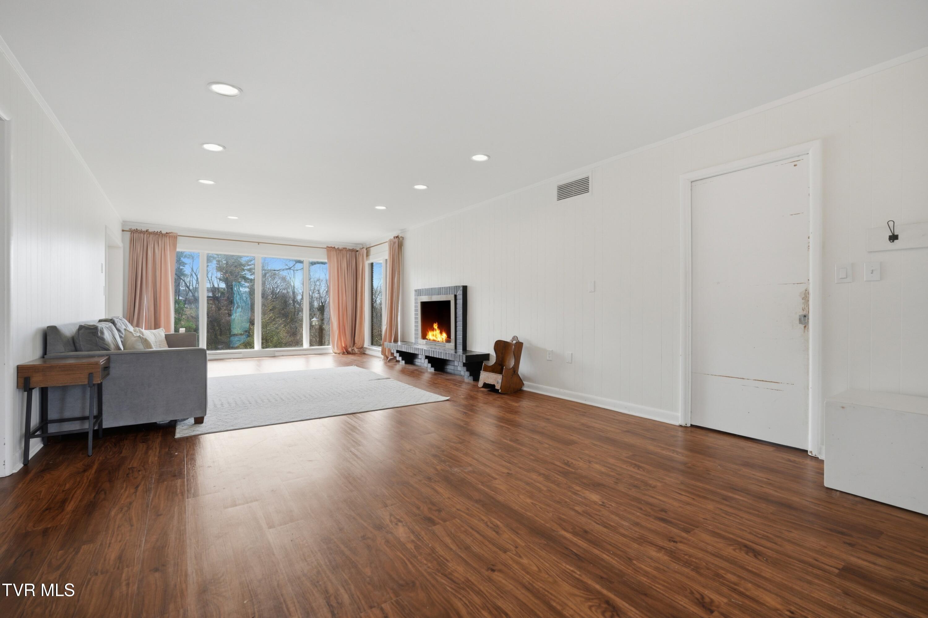 2125 Heatherly Road Kingsport, TN 37660 - Photo 3 of 49 Living Room