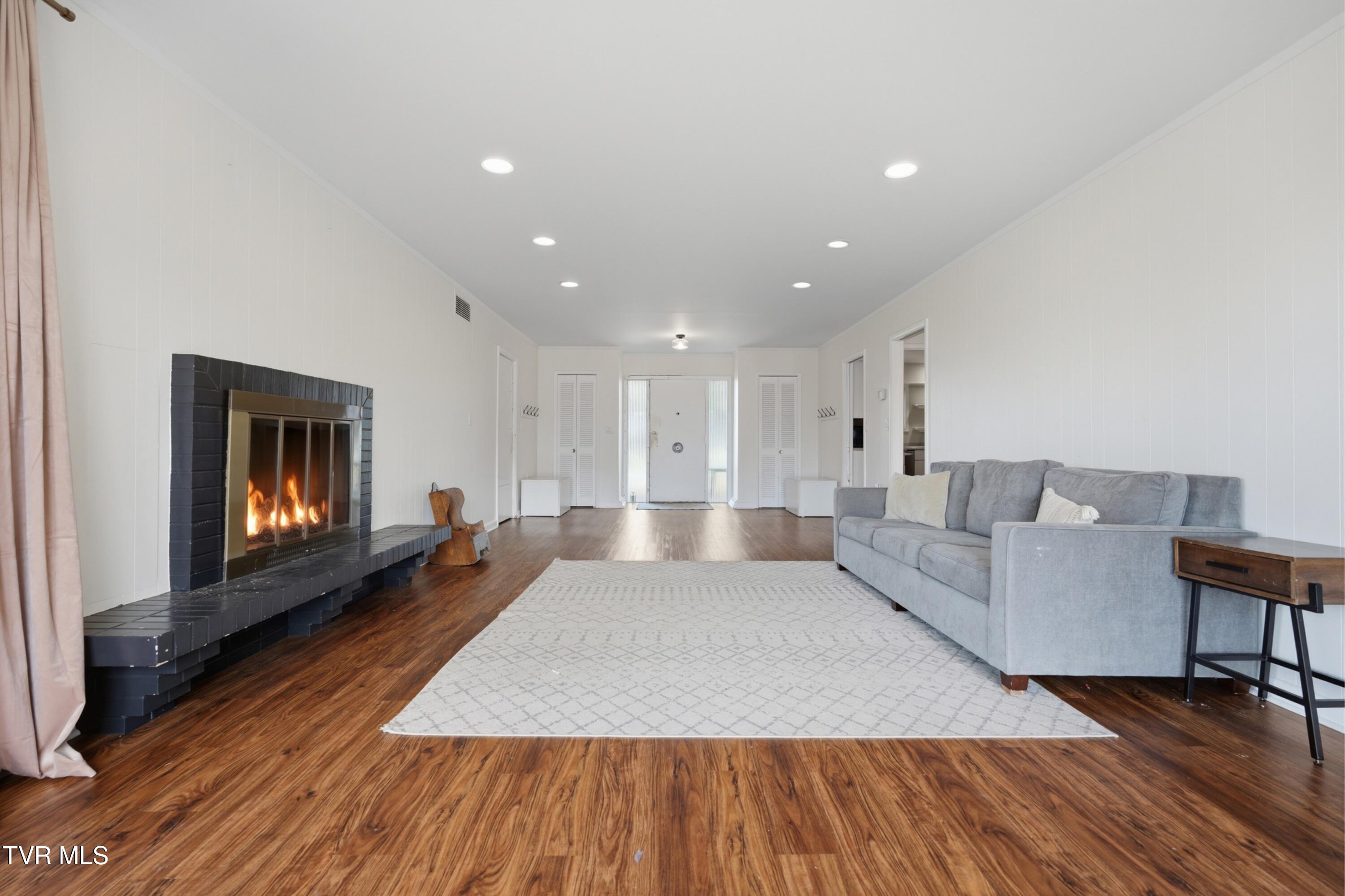 2125 Heatherly Road Kingsport, TN 37660 - Photo 4 of 49 Living Room