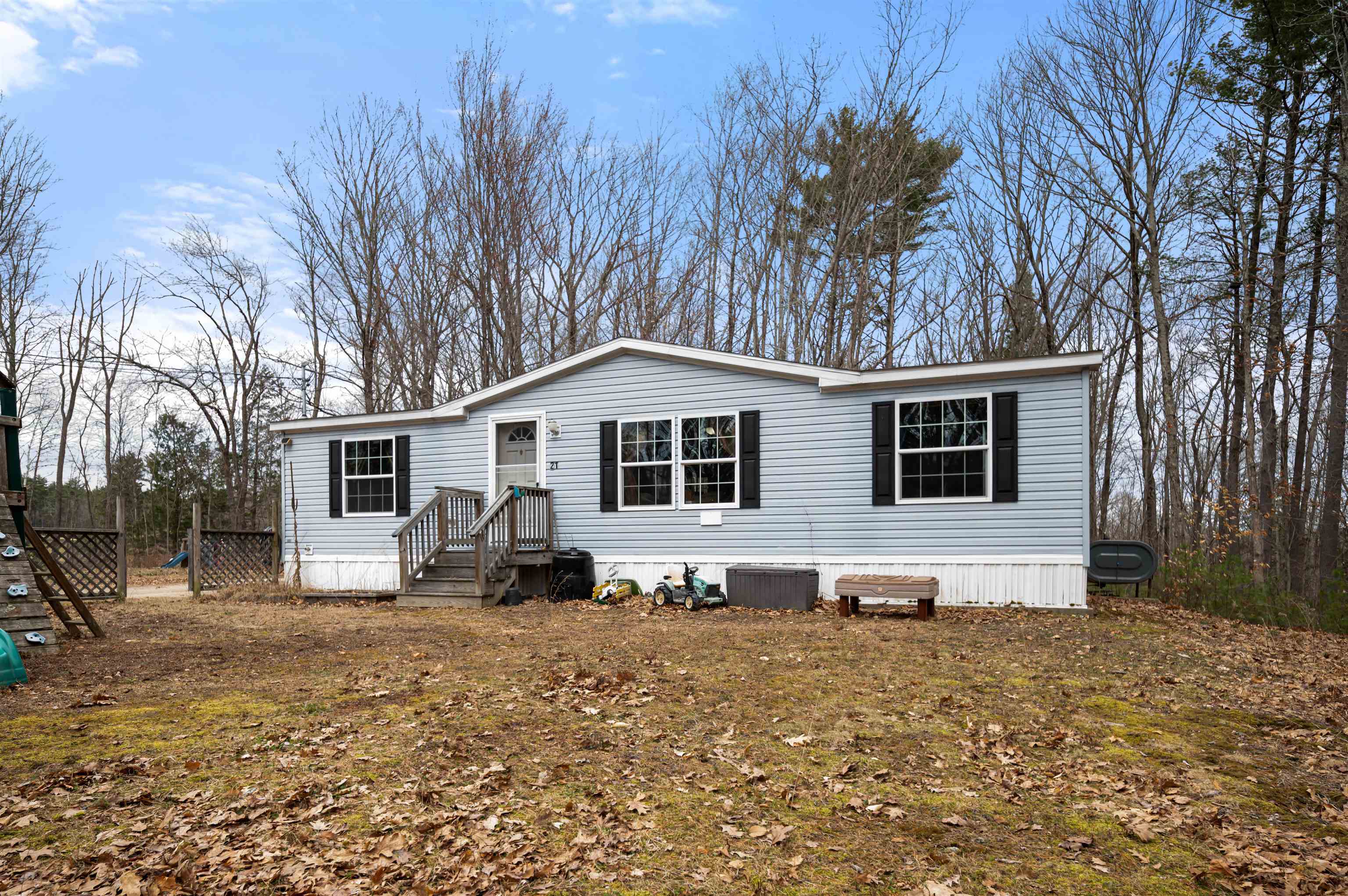 21 Julia Avenue Rochester, NH 03867 - Photo 2 of 31