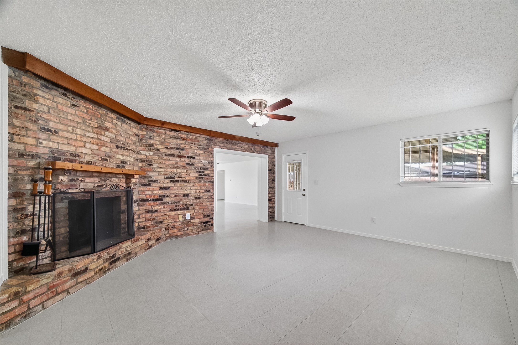 15022 Chipman Ln. Houston, TX 77060 - Photo 16 of 40 Den with fireplace