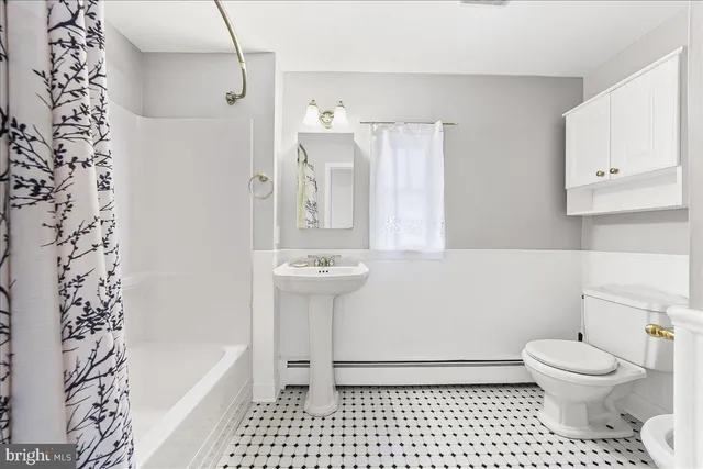 en empty room with windows and ceiling fan