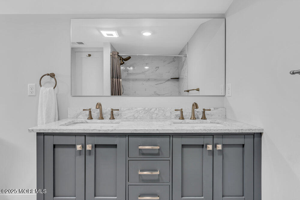 4 West Lake Road Red Bank, NJ 07701 - Photo 32 of 37 2nd Floor Full Bath