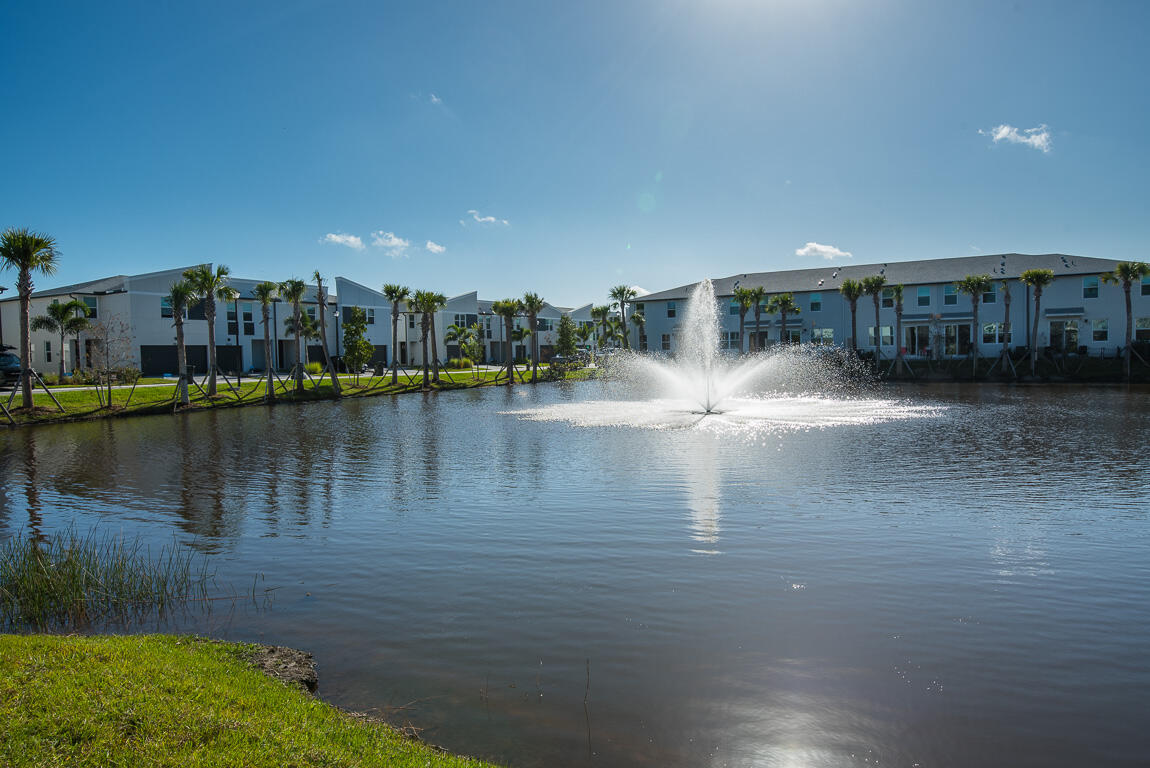 3916 Southeast Mentmore Lane Stuart, FL 34997 - Photo 32 of 35 Water fountain