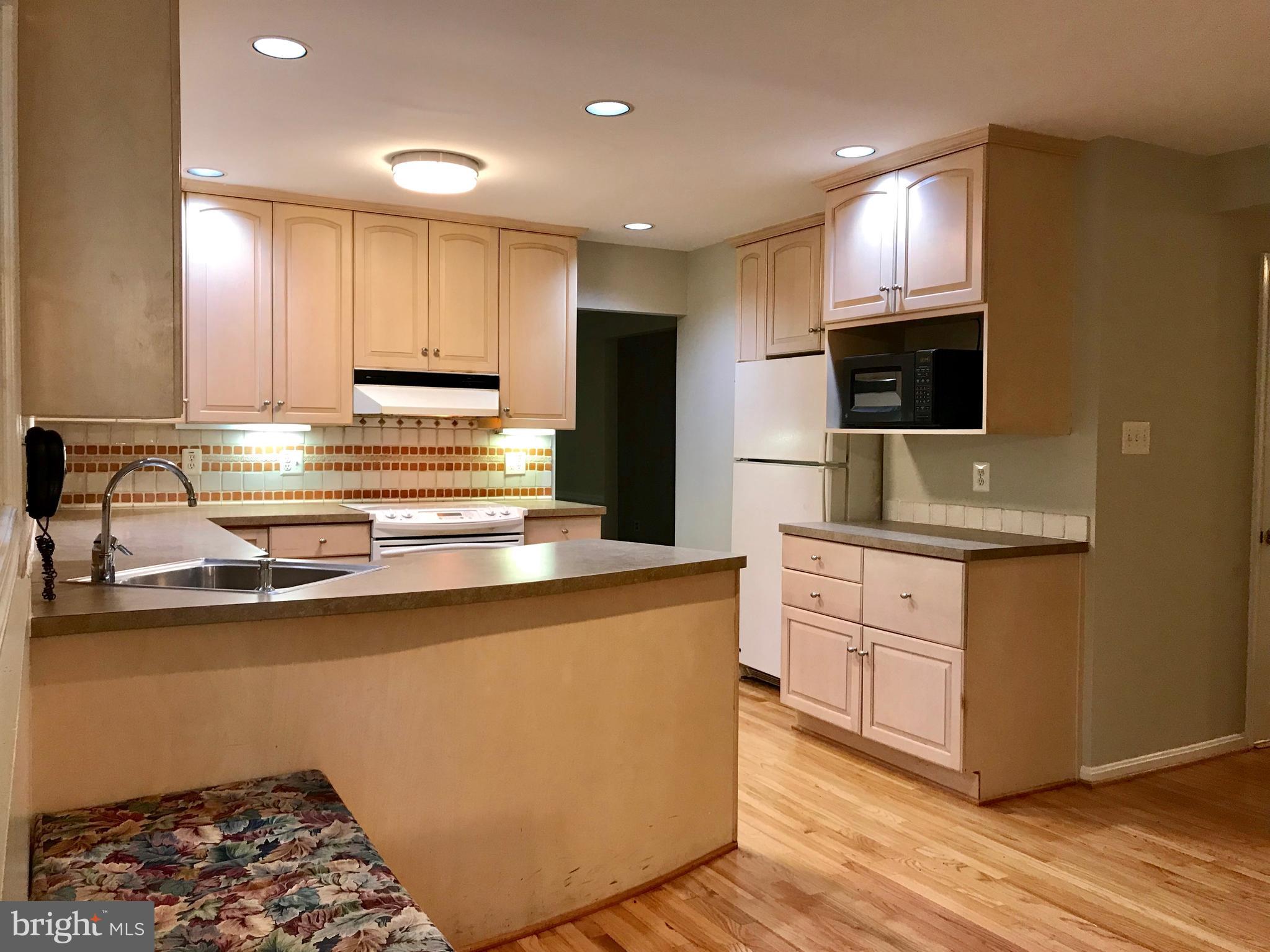 1941 Barton Hill Road Reston, VA 20191 - Photo 6 of 38 Open kitchen with dinette/breakfast area